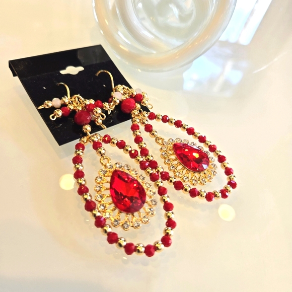 Zarcillos Para Fiesta en Color Rojo Realizados Totalmente a Mano. - Picture 2 of 4